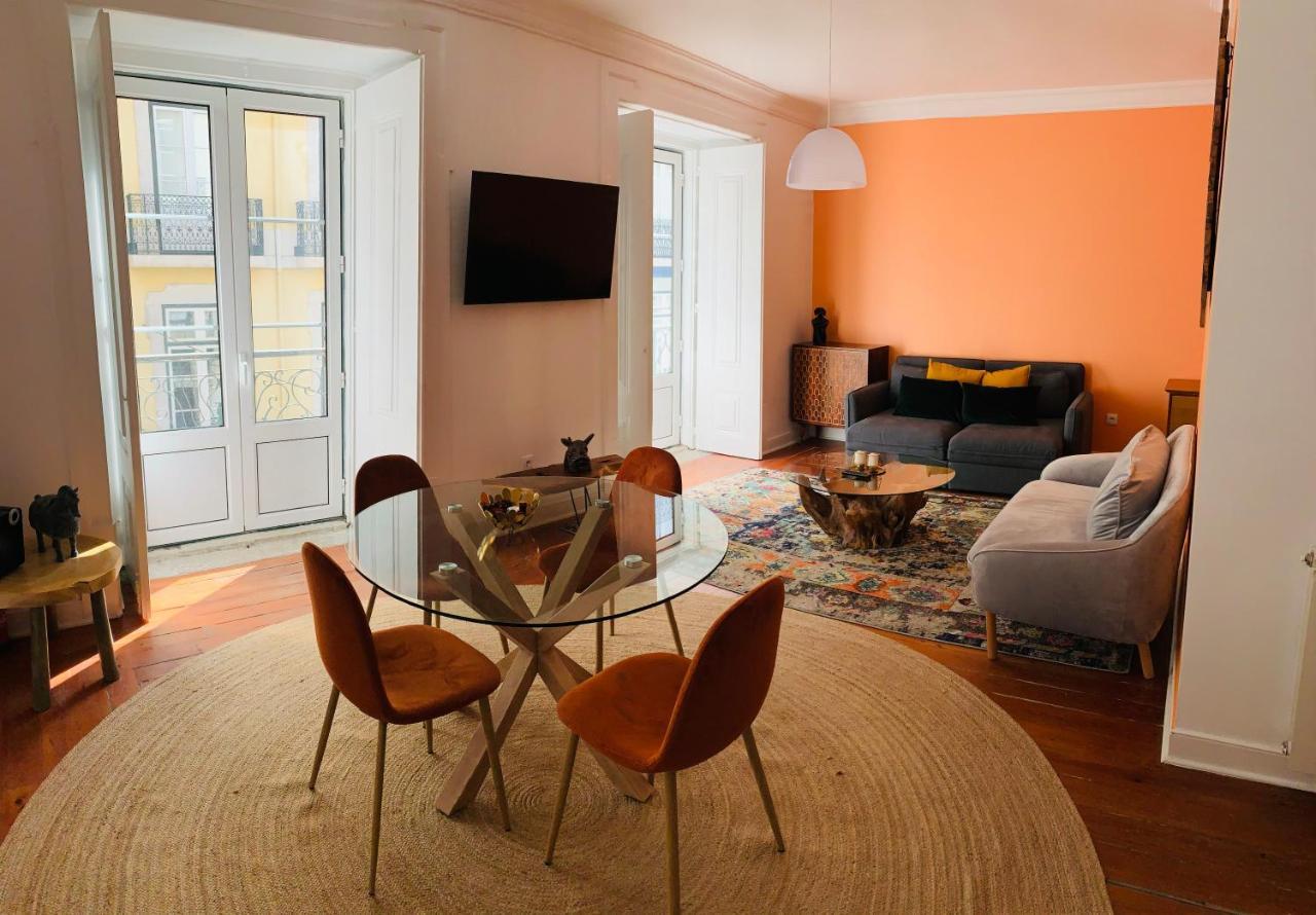 Spacious 1 Bedroom With A Parking Spot In Chiado Appartement Lisboa